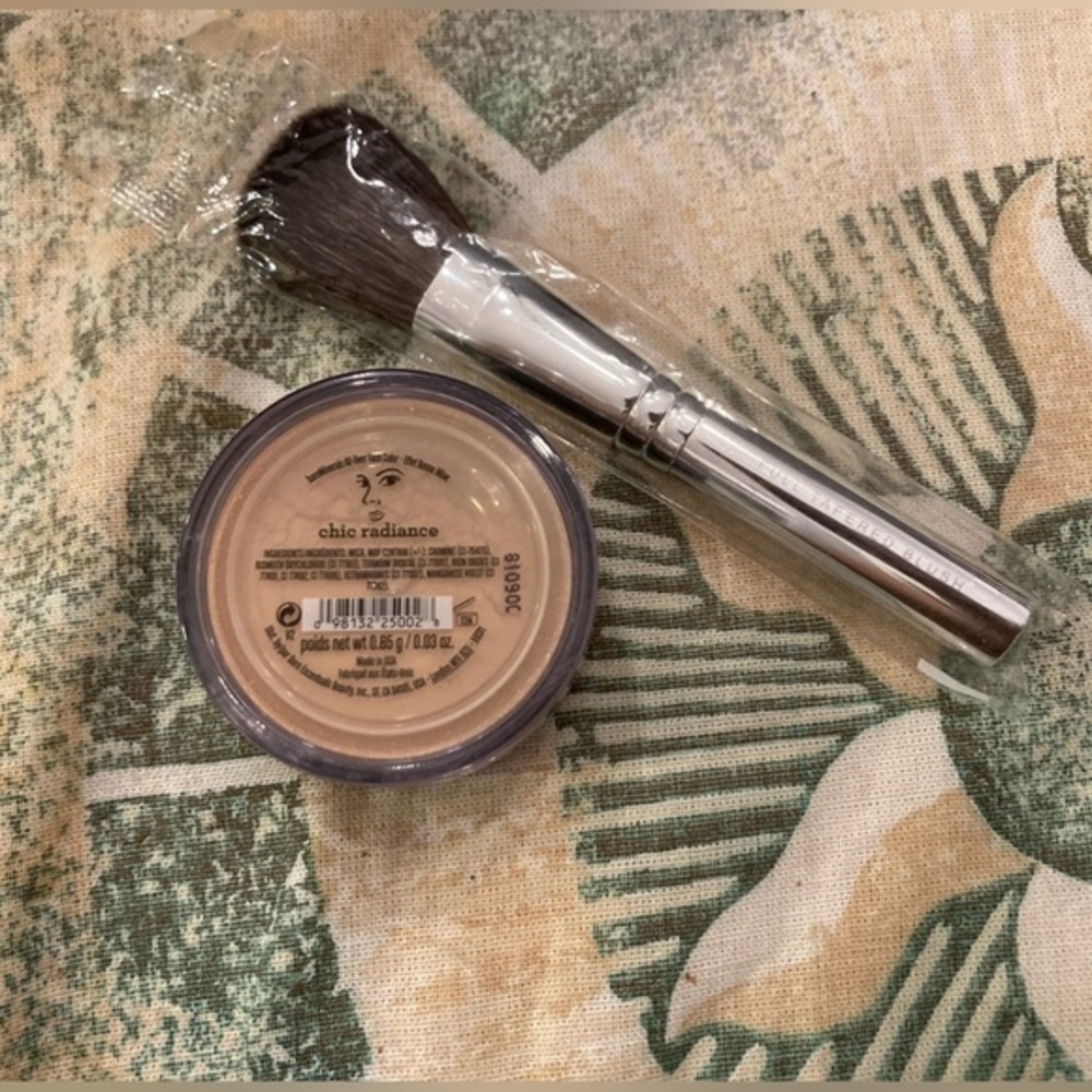 bareMinerals Bundle - Blush Chic Radiance + Full Tapered Brush NEW